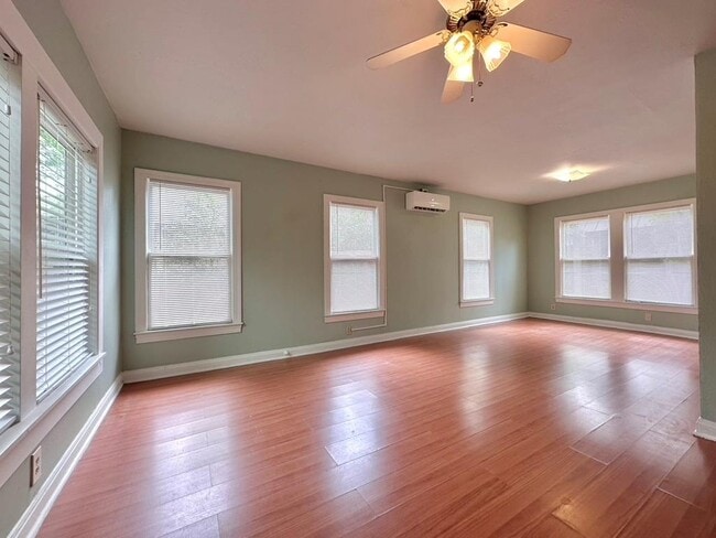 Building Photo - 914 E 39th St