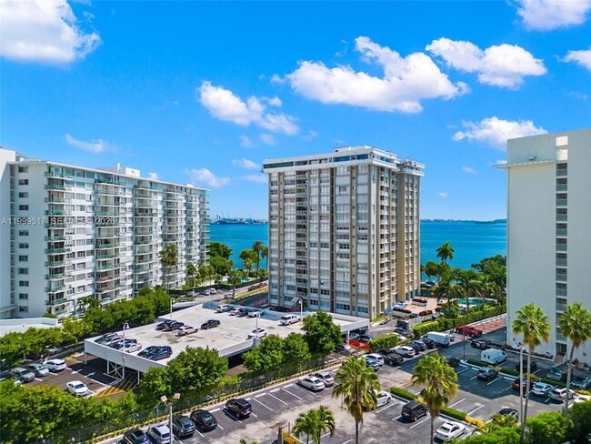 Building Photo - 1420 Brickell Bay Dr