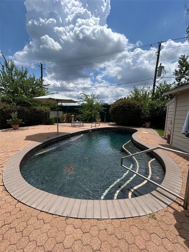 Building Photo - 5607 Braesvalley Dr