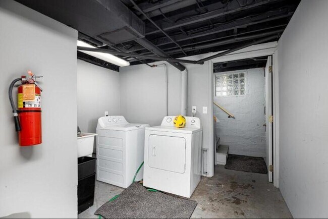 Building Photo - Walk to Downtown Ann Arbor - 3 bed/2 bath