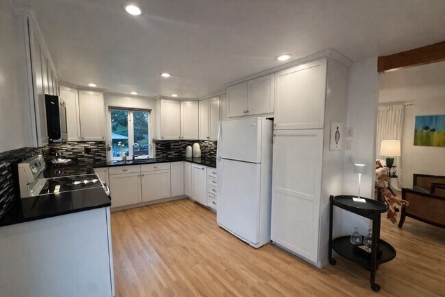 Building Photo - 5Bd/2.25Ba Bellevue House