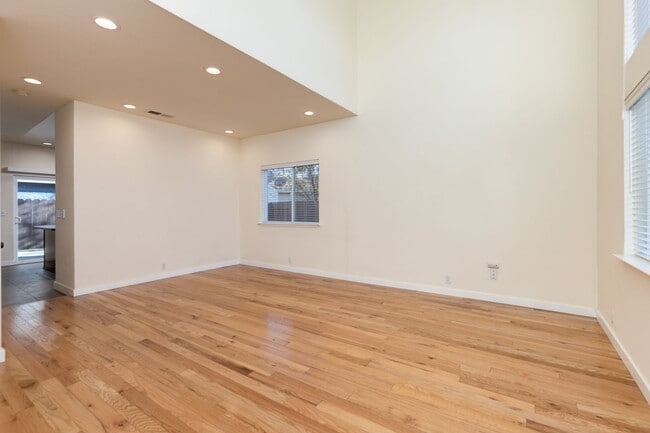 Building Photo - Lovely light and bright 3 bedroom 2.5 bathroom home Doe MIll Neighborhood, Cul-de-Sac Location