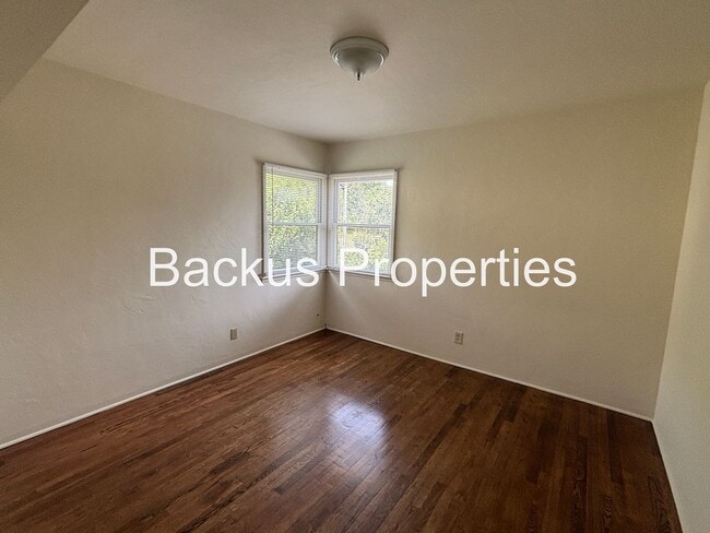 Building Photo - Wonderful two-bedroom home in established neighborhood