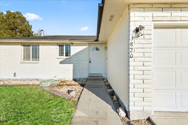 Building Photo - 3 Bedroom 1 Bathroom Duplex in SW Boise