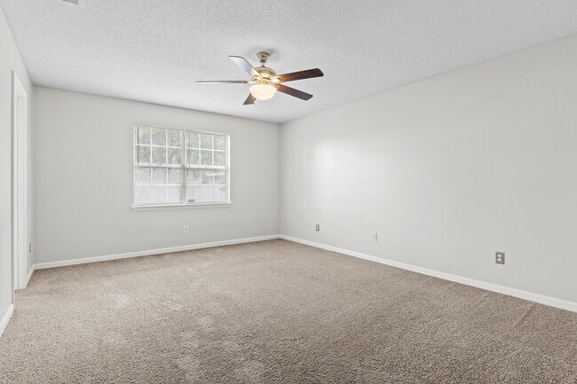 Building Photo - 622 Ridgefield Dr