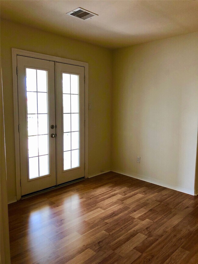 Building Photo - 2865 Westhollow Dr