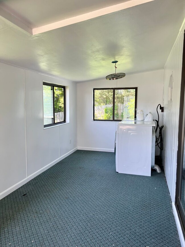 Building Photo - Remodeled 3 Bed 2 Bath in Weaverville!