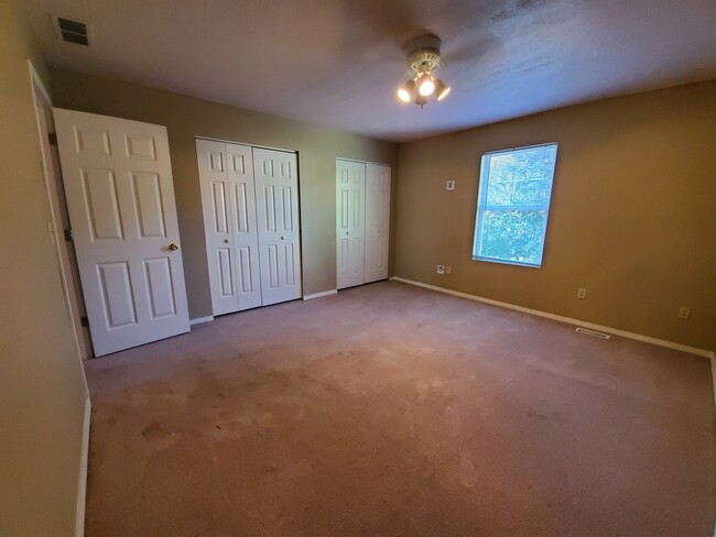 Building Photo - 4 bedroom, 2 bathroom duplex.