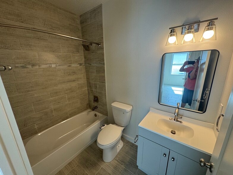 Building Photo - 839 Knollwood Dr