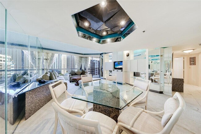 Building Photo - 520 Brickell Key Dr