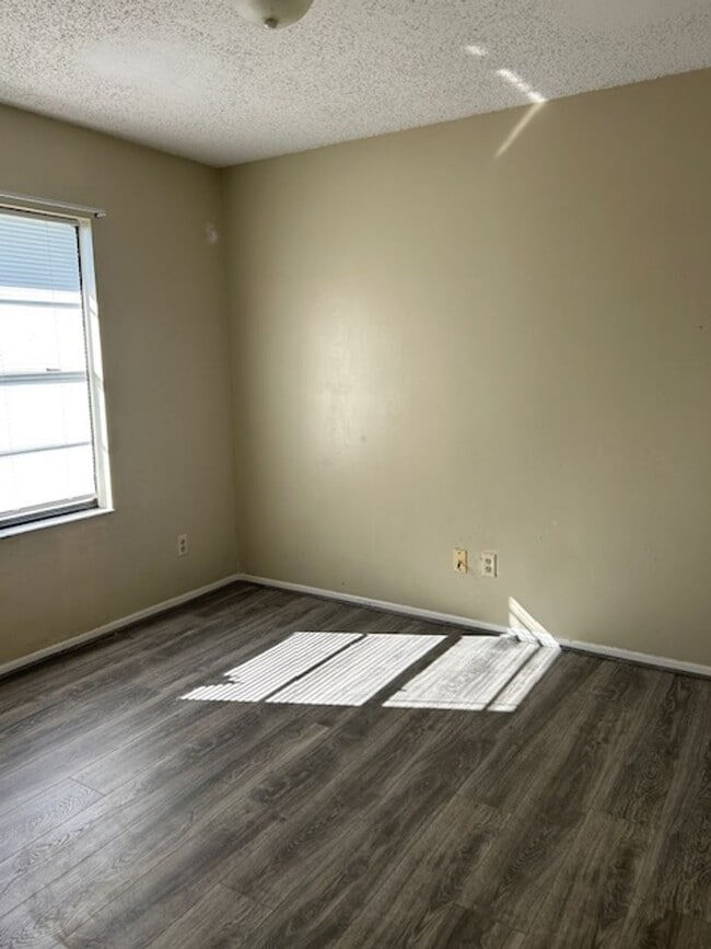 Building Photo - 3 bedroom, 2 bath home