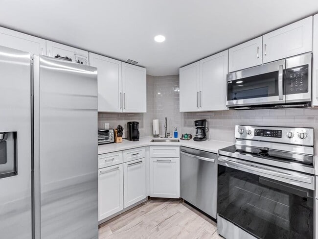 Building Photo - 380 Seaview Ct