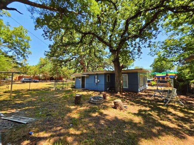 Building Photo - 522 E Davilla Ave