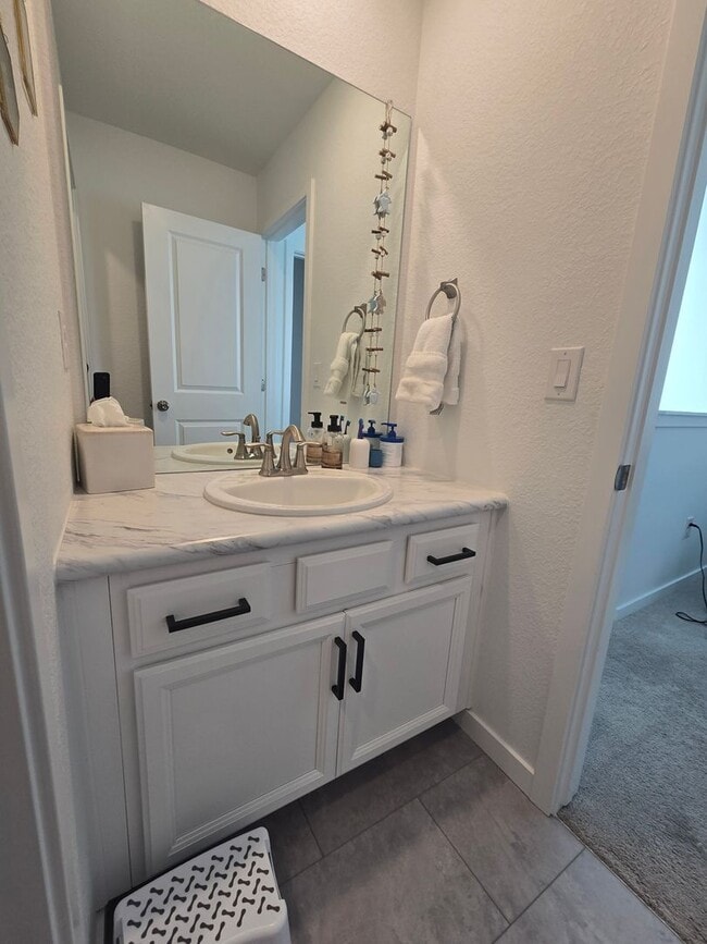 Building Photo - Spacious 4B/3B Available Early April!