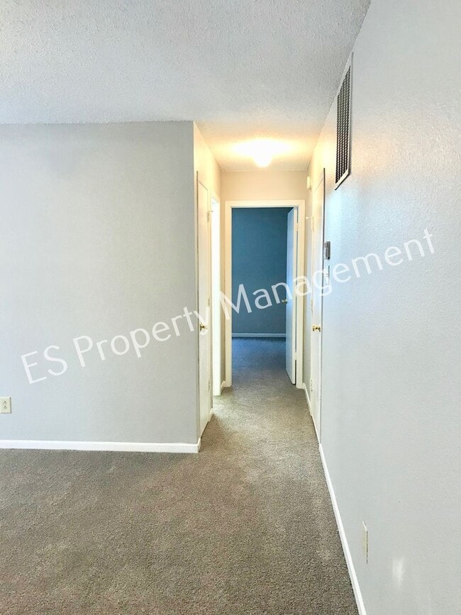 Building Photo - Beautiful 3 Bedroom 2 Bathroom Ranch Style Home in Lawrence!