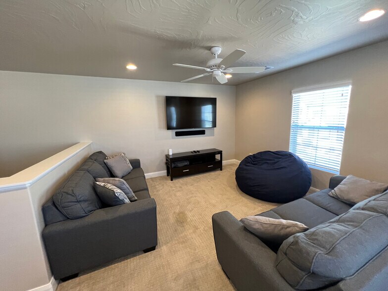 Building Photo - 1911 E Fiesta Ln