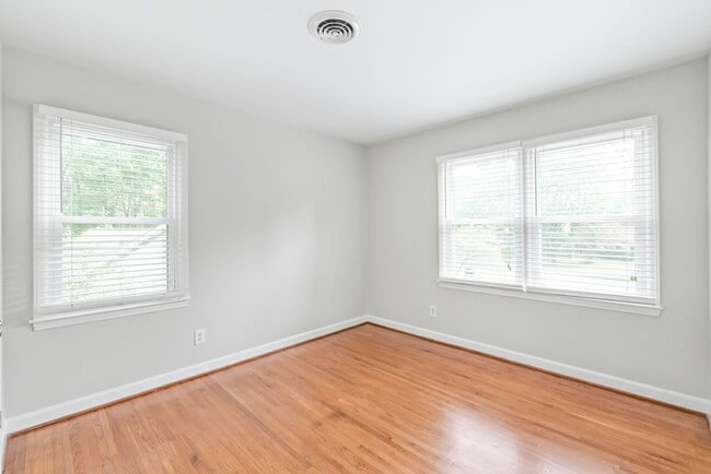 Building Photo - 3 Bedroom home in Coventry Woods!