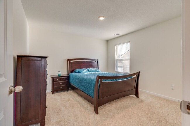 Building Photo - 4 bed/2.5 bath in Kingsport, TN