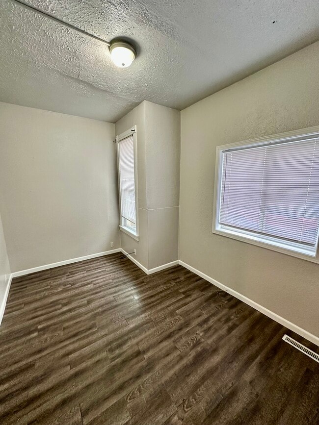 Building Photo - 947 E Augusta Ave