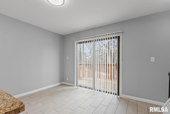 Building Photo - 2022 W Glen Ave