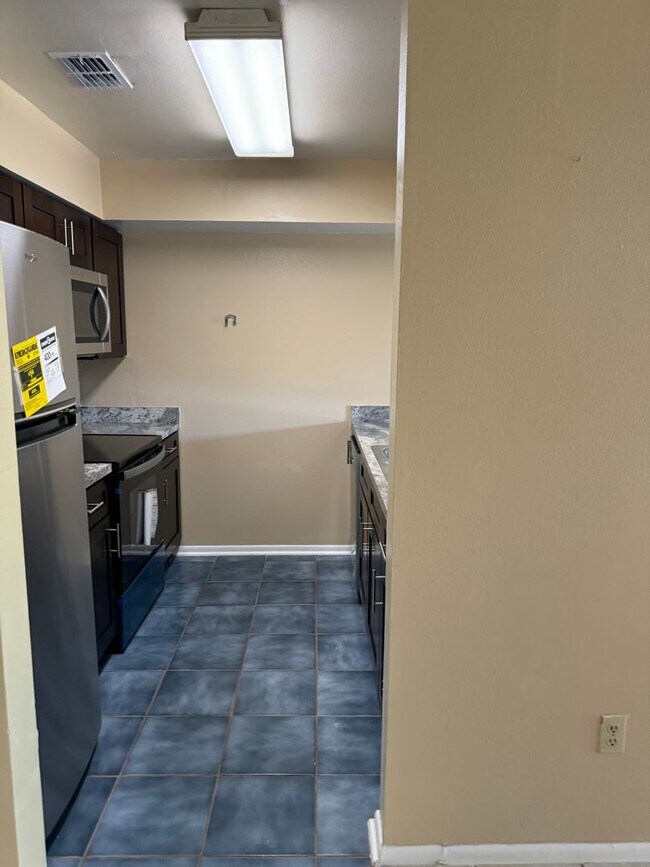 Building Photo - 2 bedroom + loft, 2 bathroom townhome near UCF