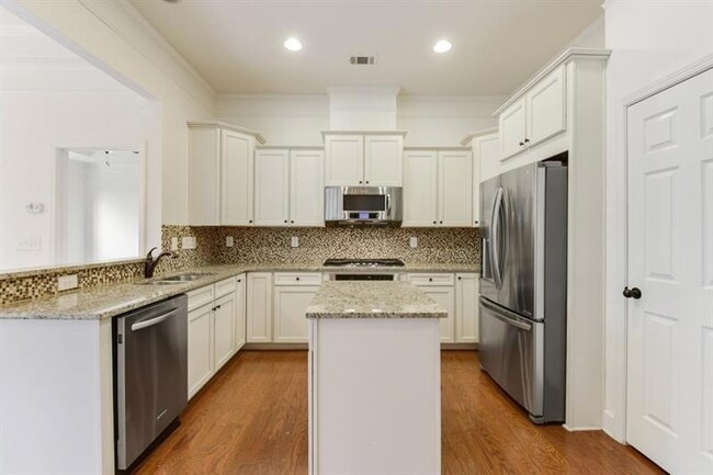 Building Photo - 2422 Norwood Dr SE