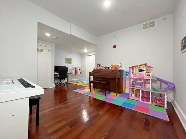 Building Photo - 159 2nd St