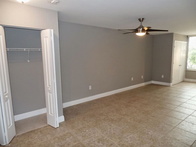 Building Photo - 1 br, 1 bath Condo - Lakeview Club