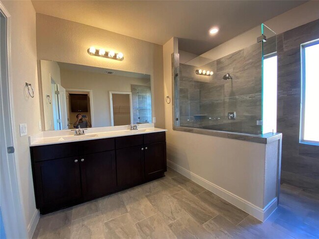 Building Photo - 716 Red Barn Bnd