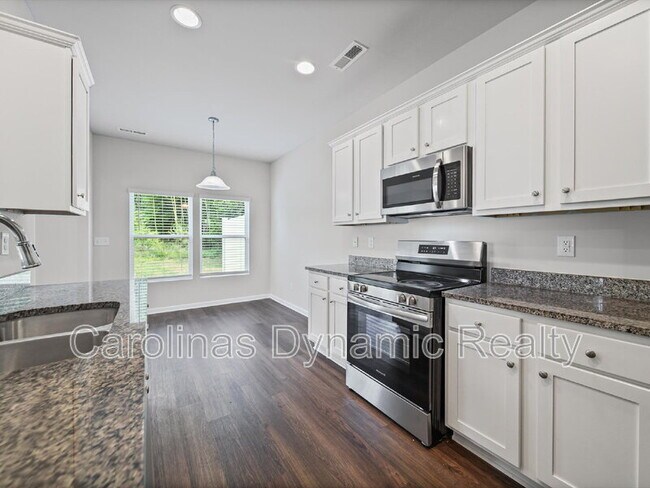 Building Photo - 914 S Battleground Ave