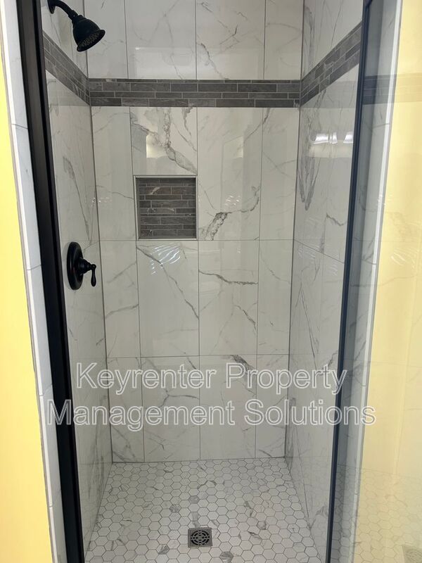 Building Photo - 33 Oak Ln