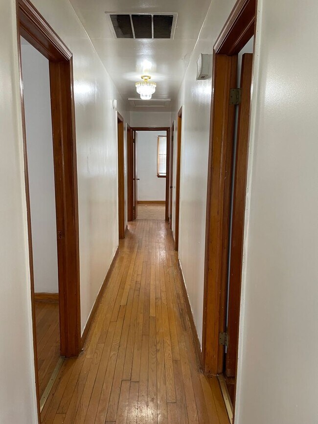 Building Photo - 4 Bedroom 1.5 Bath Large Yard