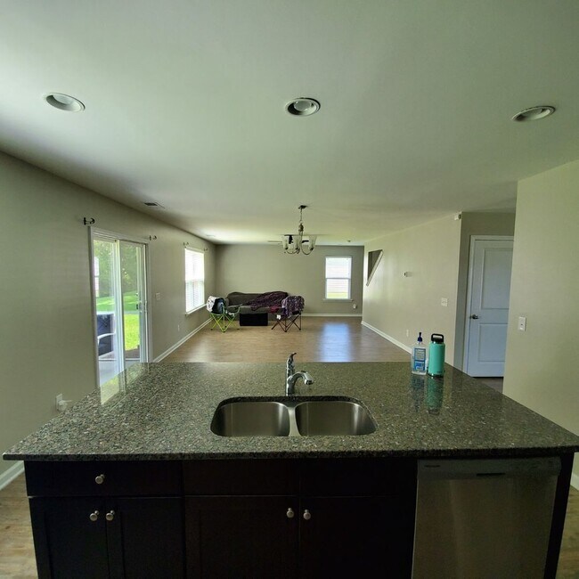 Building Photo - 121 Tupelo Way