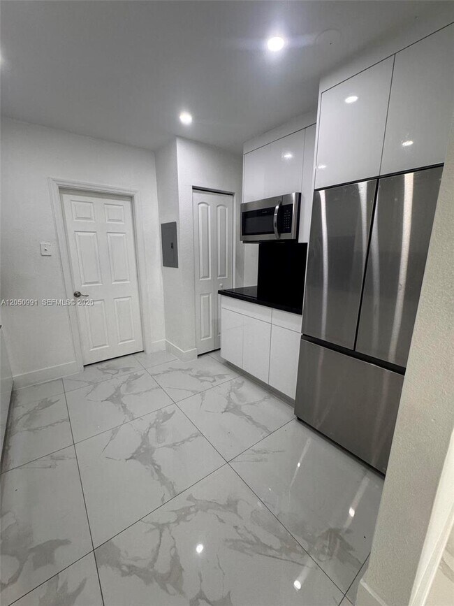 Building Photo - 7400 SW 39th St