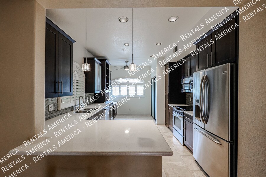 Building Photo - 8653 E Royal Palm Rd