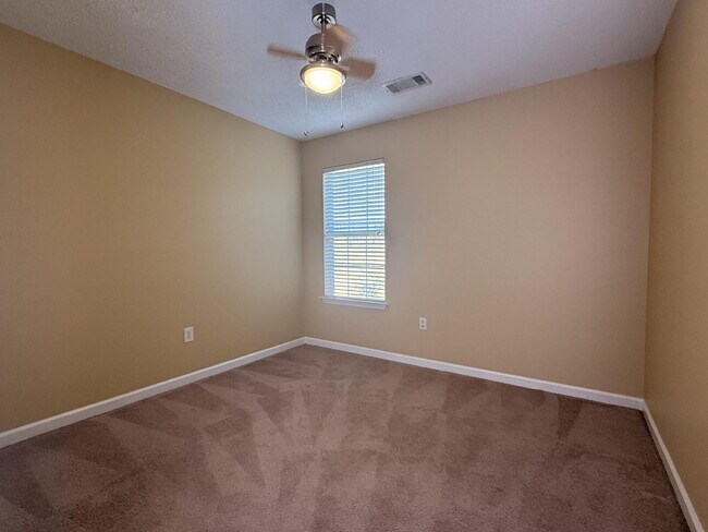 Building Photo - "Charming 3-Bedroom Lakeland Home with Cozy Fireplace & Gleaming Hardwood Floors!"
