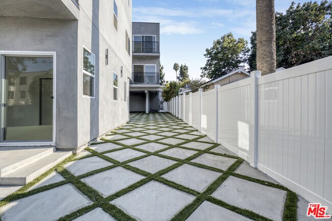 Building Photo - 10826 Hesby St