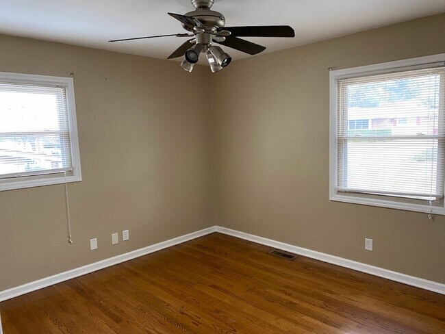 Building Photo - 2103 Chambers Dr NE