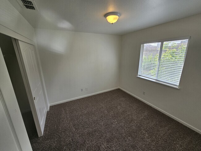 Building Photo - 35 Klondike Ct