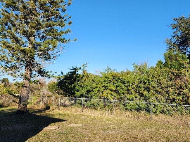 Building Photo - 1708 Springdale Dr