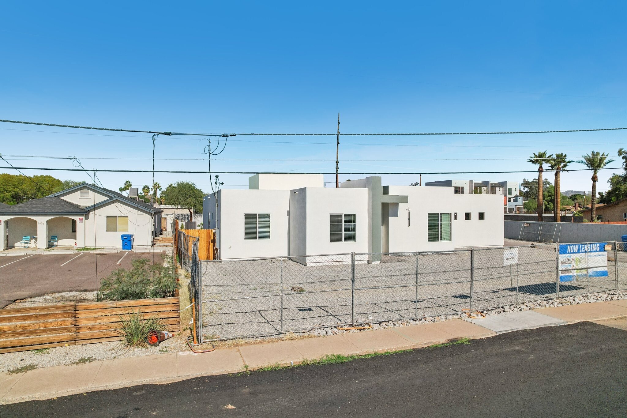 Building Photo - 910 E Roma Ave