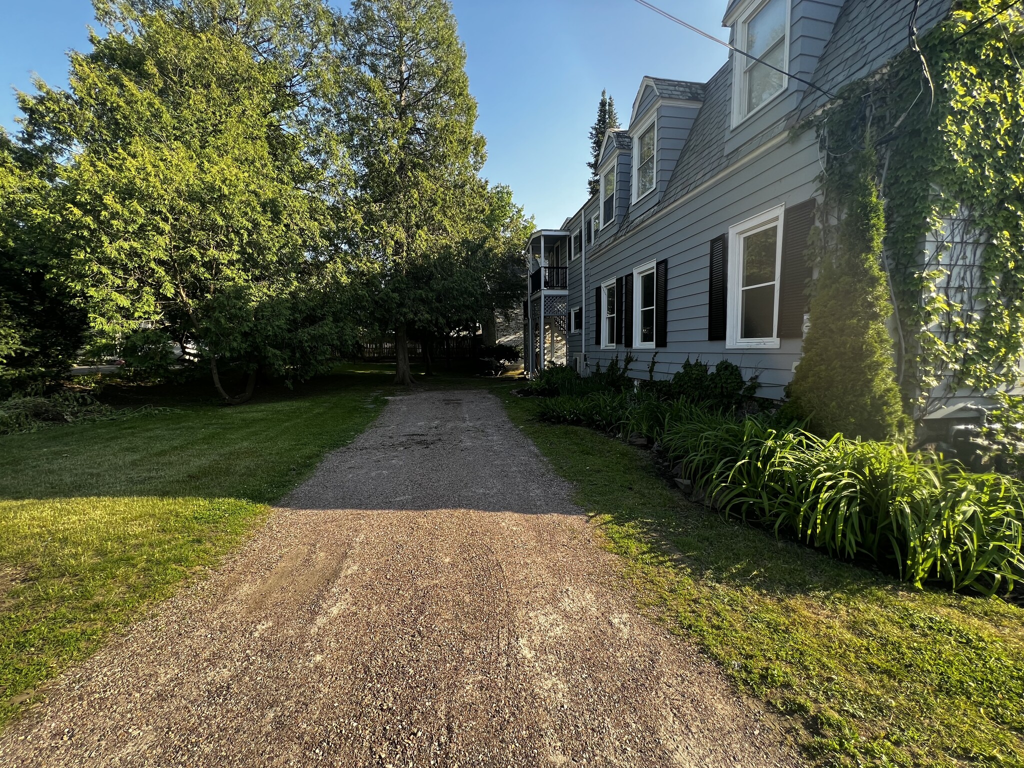 Driveway with two linear parking spaces - 401 North St