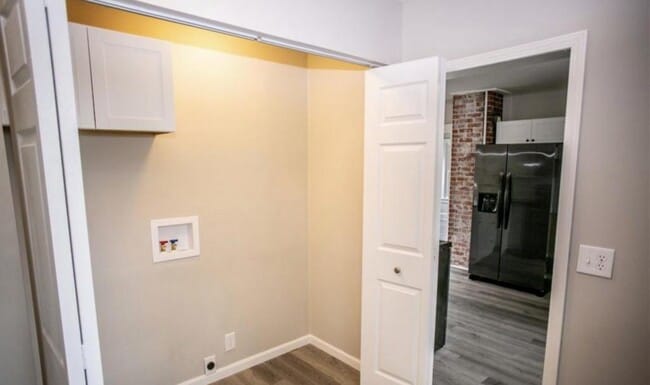 Building Photo - 209 E Hobart Ave