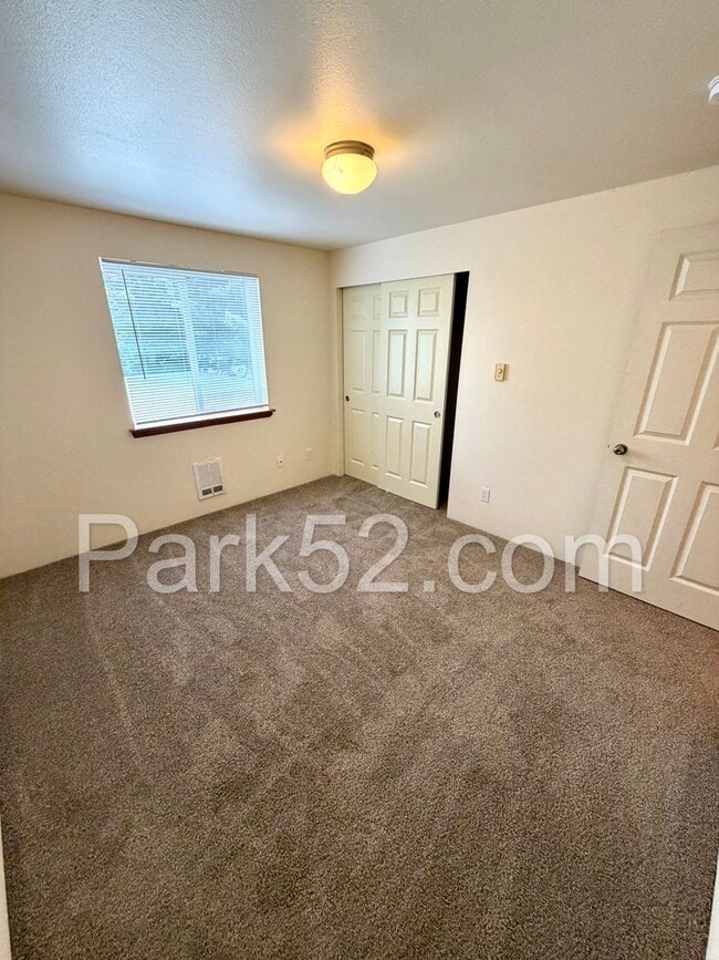 Building Photo - $250 Off First Full Month's Rent! Puyallup Area 2 Bedroom 2nd Floor Apartment