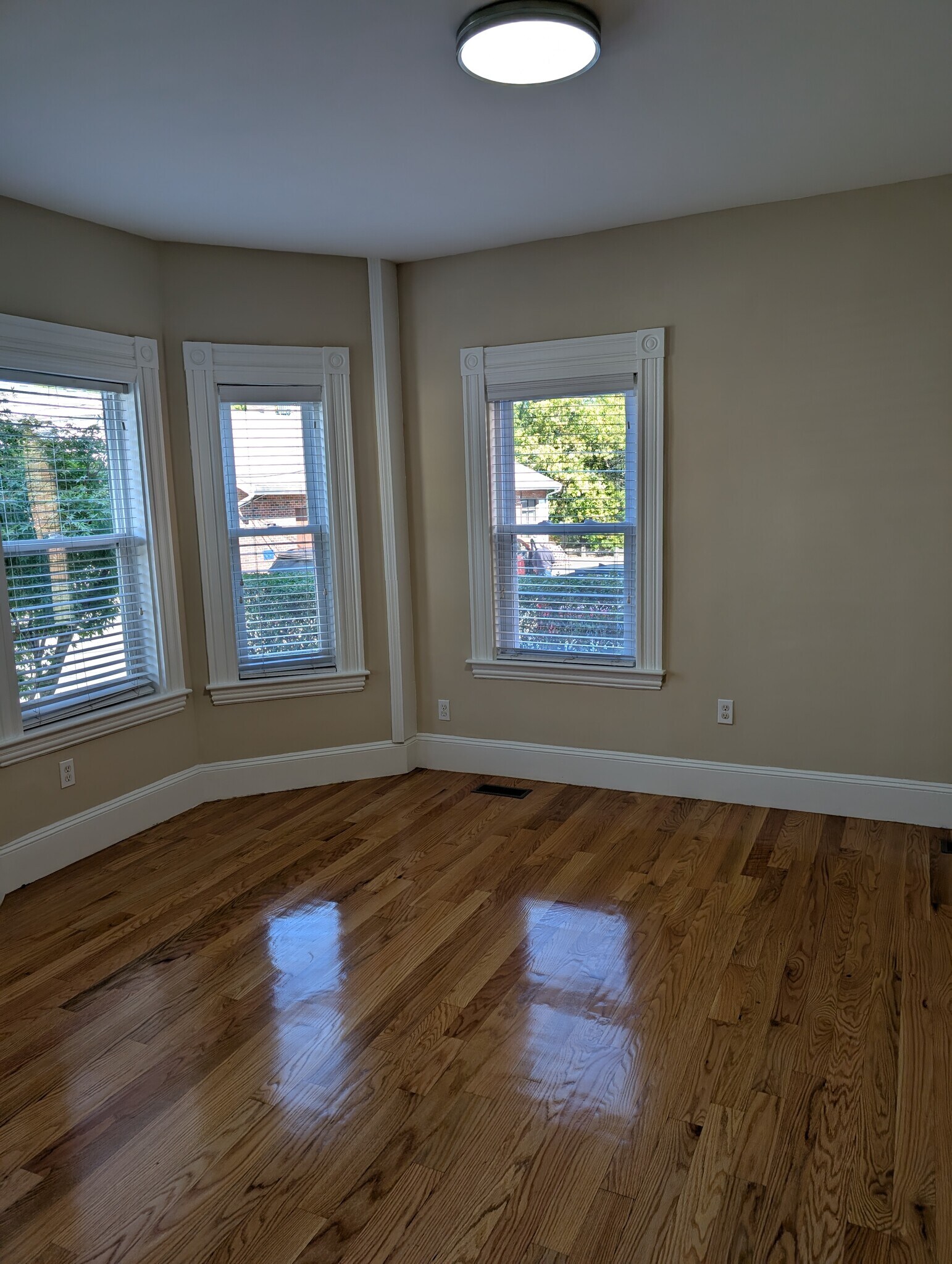 Building Photo - 9 Wall St