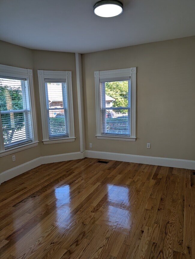 Building Photo - 9 Wall St