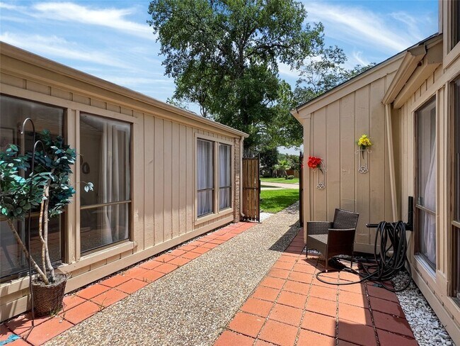 Building Photo - 2358 Binley Dr