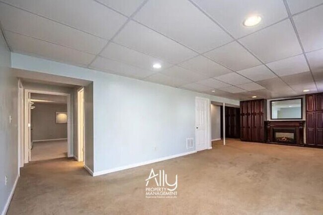 Building Photo - 170 W Rosewood Dr