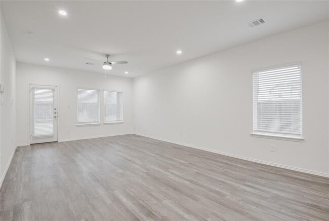 Building Photo - 1055 Llano Trl
