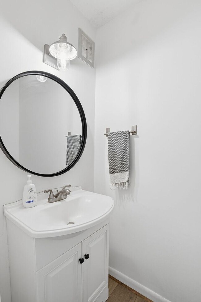 Building Photo - Updated 4BR Home with Finished Basement Minutes to Glenmont Metro!